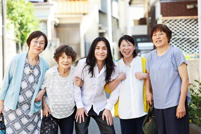 今春、佐藤優羽さん（中央）は高校3年生になった。赤ちゃんの頃から見守ってくれている女性部の先輩たち。母・恵美さん（右から2人目）は、そんな先輩たちを地域の母と思い、慕っている（千葉県船橋市で）