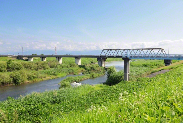 緑豊かな自然に流れる笛吹川（山梨県市川三郷町）