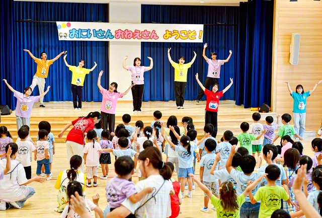 札幌創価幼稚園で開かれた創大生との交歓会。待ち望んでいた園児たちが大はしゃぎで喜んだ（27日）