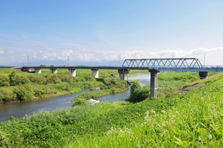 緑豊かな自然に流れる笛吹川（山梨県市川三郷町）