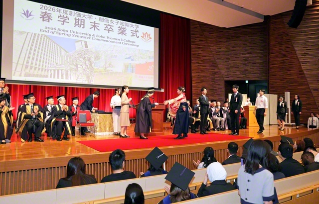 知性と人格を磨き抜く生涯を！――学位記を手にした卒業生が使命の舞台での飛躍を誓い合った（創大・ディスカバリーホールで）
