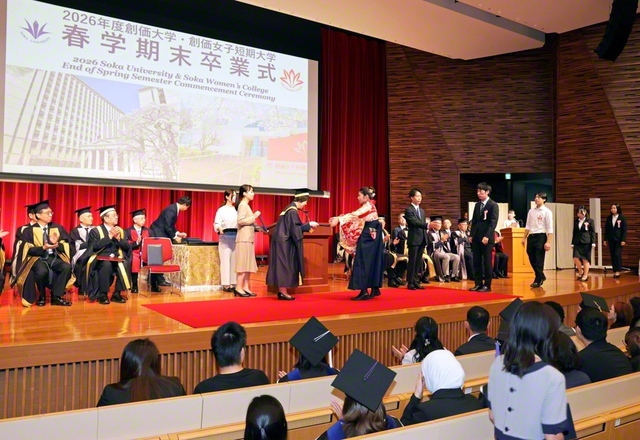 知性と人格を磨き抜く生涯を！――学位記を手にした卒業生が使命の舞台での飛躍を誓い合った（創大・ディスカバリーホールで）
