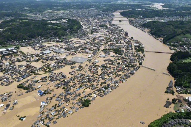 令和2年7月豪雨の折、記録的な大雨の影響で球磨川が氾濫し、甚大な浸水被害が発生した熊本・人吉市街地（2020年7月、写真＝毎日新聞社/アフロ）
