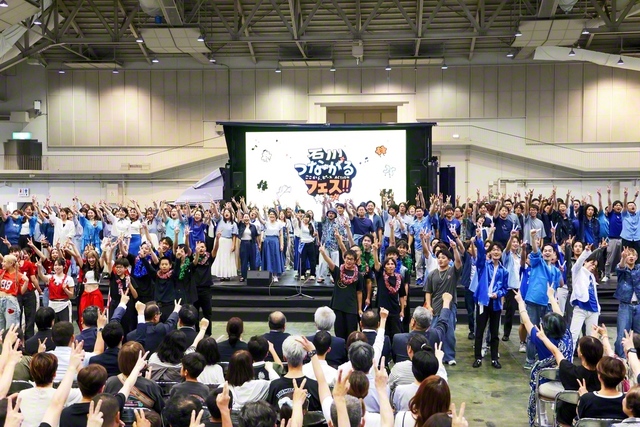 いかなる困難があろうと、“つながり”を支えに平和への一歩を！――「石川つながるフェス」のフィナーレ。震災や豪雨で甚大な被害のあった能登地域などから駆け付けた出演者も、希望の演技を披露した（石川県産業展示館で）