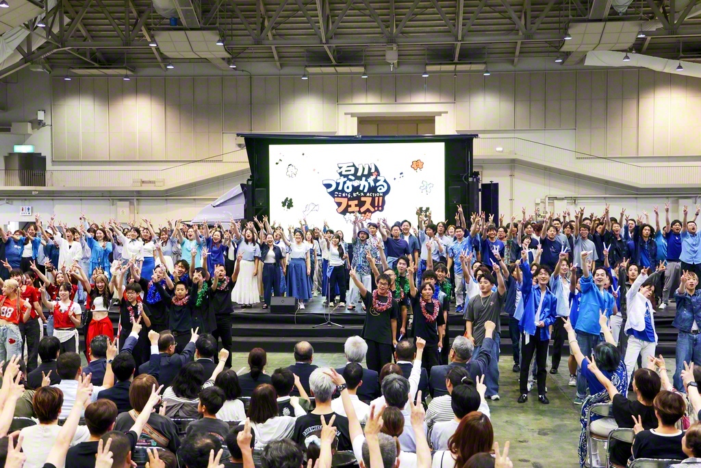 いかなる困難があろうと、“つながり”を支えに平和への一歩を！――「石川つながるフェス」のフィナーレ。震災や豪雨で甚大な被害のあった能登地域などから駆け付けた出演者も、希望の演技を披露した（石川県産業展示館で）