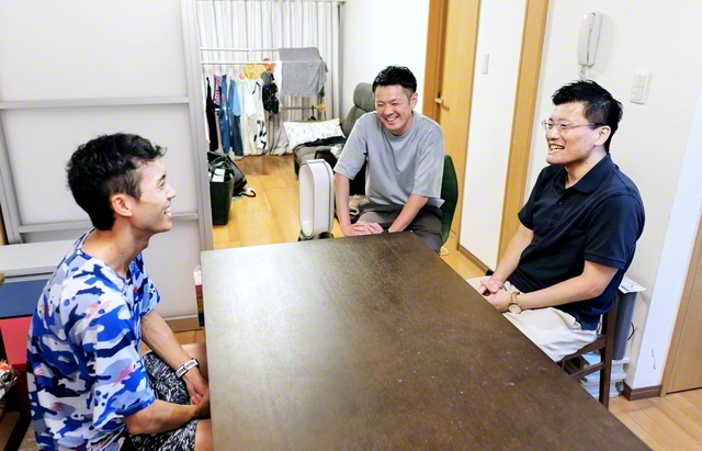 深澤東海道男子部長㊨が、神奈川・磯子総区の藤原昂介さん㊧と和やかに懇談した