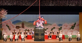 日本舞踊「花の道成寺（どうじょうじ）」から（写真提供＝公益財団法人松尾芸能振興財団）
