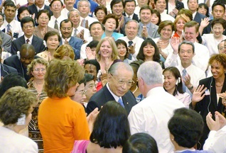2003年9月の本部幹部会で、功労の友に励ましを送る池田先生。VOD番組「人生は永遠に挑戦」には、当時のスピーチが収録されている（東京牧口記念会館で）
