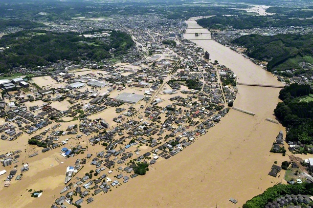 令和2年7月豪雨の折、記録的な大雨の影響で球磨川が氾濫し、甚大な浸水被害が発生した熊本・人吉市街地（2020年7月、写真＝毎日新聞社/アフロ）