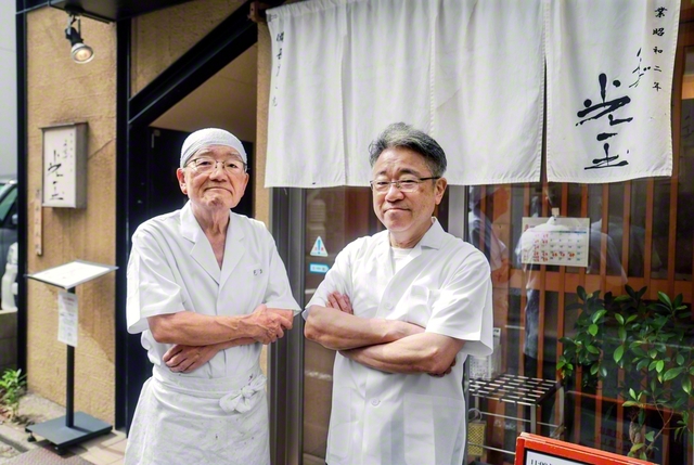 「光玉」の歴史は、地域の発展と共にある。市川さん㊨は、父・智一さんの背中を見て、町内会長として尽力している