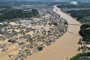 令和2年7月豪雨の折、記録的な大雨の影響で球磨川が氾濫し、甚大な浸水被害が発生した熊本・人吉市街地（2020年7月、写真＝毎日新聞社/アフロ）