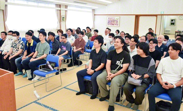 広布即平和の明日はわれらの手で！――勇戦を続ける沖縄各地の男子部員が集った大会（30日、沖縄市の中頭文化会館で）