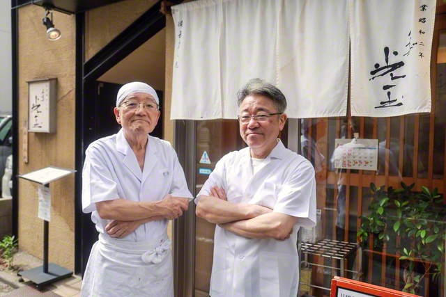 「光玉」の歴史は、地域の発展と共にある。市川さん㊨は、父・智一さんの背中を見習い、町内会長として尽力している