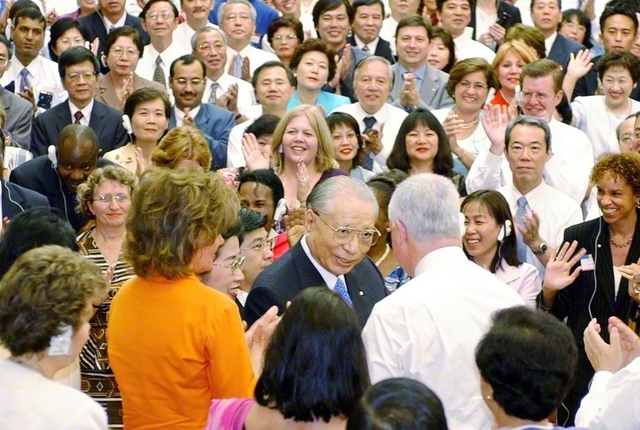 2003年9月の本部幹部会で、功労の友に励ましを送る池田先生。VOD番組「人生は永遠に挑戦」には、当時のスピーチが収録されている（東京牧口記念会館で）