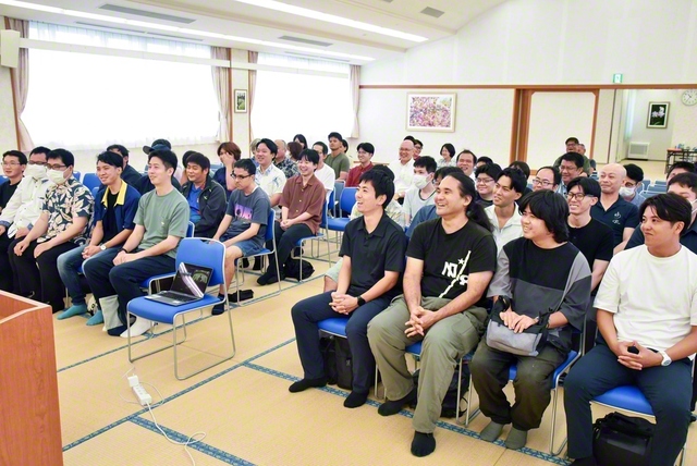 広布即平和の明日はわれらの手で！――勇戦を続ける沖縄各地の男子部員が集った大会（30日、沖縄市の中頭文化会館で）