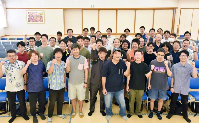 沖縄市を中心とする沖縄戸田県をはじめ、沖縄勇勝県、那覇池田県、那覇王者県の男子部。オンラインで宮古県・八重山県の友が参加した（30日、中頭文化会館で）