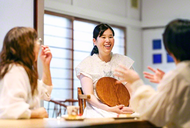 お客との語らい。吉田さん㊥は、「一緒に癒やしの時を過ごして、少しでも心軽くなってもらえたら」と