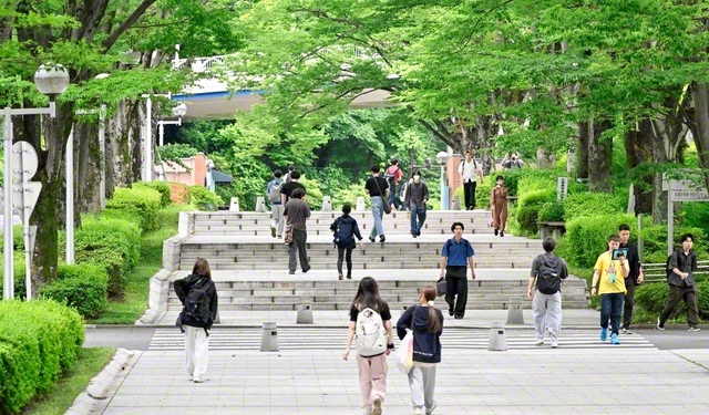 世界中から学友が集う東京・八王子市の創価大学のキャンパス