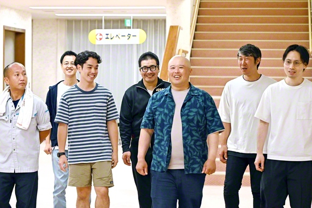本部長の森田さん（右から3人目）を中心に、地道な訪問・激励で連帯を広げる愛媛牧口西予県・大洲本部の友（大洲会館で）