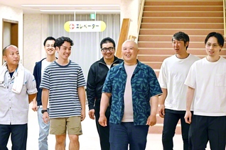 本部長の森田さん（右から3人目）を中心に、地道な訪問・激励で連帯を広げる愛媛牧口西予県・大洲本部の友（大洲会館で）
