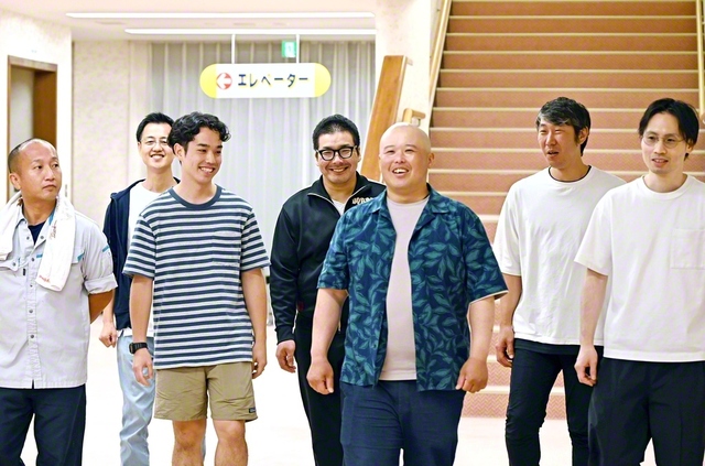 本部長の森田さん（右から3人目）を中心に、地道な訪問・激励で連帯を広げる愛媛牧口西予県・大洲本部の友（大洲会館で）