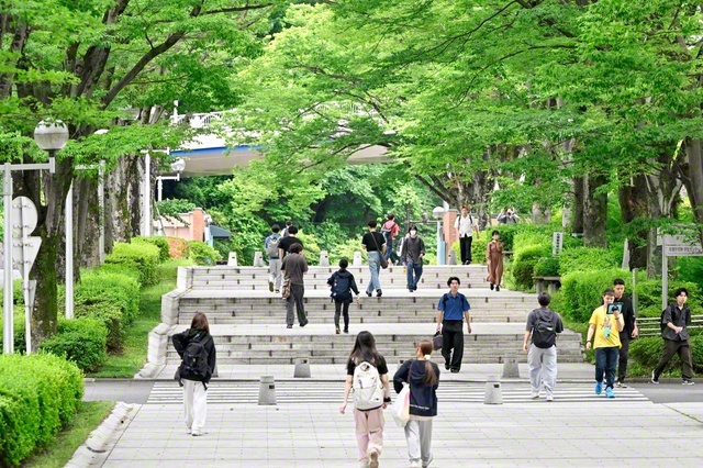 世界中から学友が集う東京・八王子市の創価大学のキャンパス