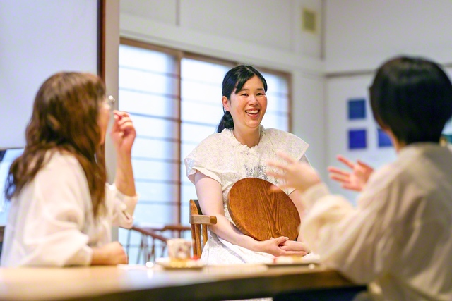 お客との語らい。吉田さん㊥は、「一緒に癒やしの時を過ごして、少しでも心軽くなってもらえたら」と