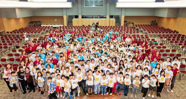成長を約し合い、平和の使命を担う決意を固めたマレーシア少年少女部の友（ペナン文化会館で）