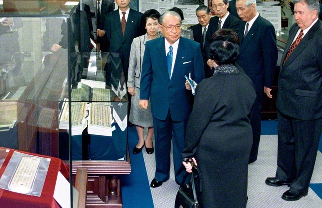 「法華経とシルクロード」展で、ロシアの法華経研究の母・ヴォロビヨヴァ博士らと語らう池田先生（1998年11月、東京・新宿区内で）。先生は世界の識者との対話を通して、法華経が持つ生命尊厳の思想を訴えてきた