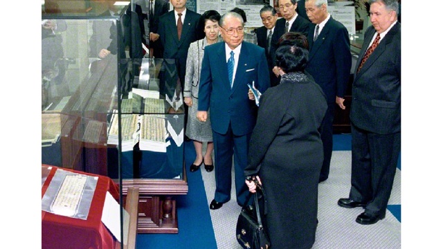 「法華経とシルクロード」展で、ロシアの法華経研究の母・ヴォロビヨヴァ博士らと語らう池田先生（1998年11月、東京・新宿区内で）。先生は世界の識者との対話を通して、法華経が持つ生命尊厳の思想を訴えてきた