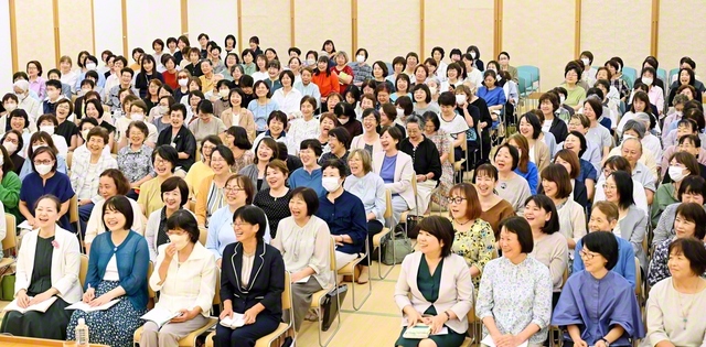 友情と信頼の輪の拡大を誓い合った総群馬女性部本部長会（前橋平和会館で）