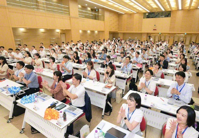充実した「東日本・韓国青年交流団」の研修会。寝食を共にし、寸暇を惜しんで語り合い、心一つに祈る――強く結ばれた絆を胸に、それぞれの使命の地で広布にまい進！（先月23日、ソウル市内で）