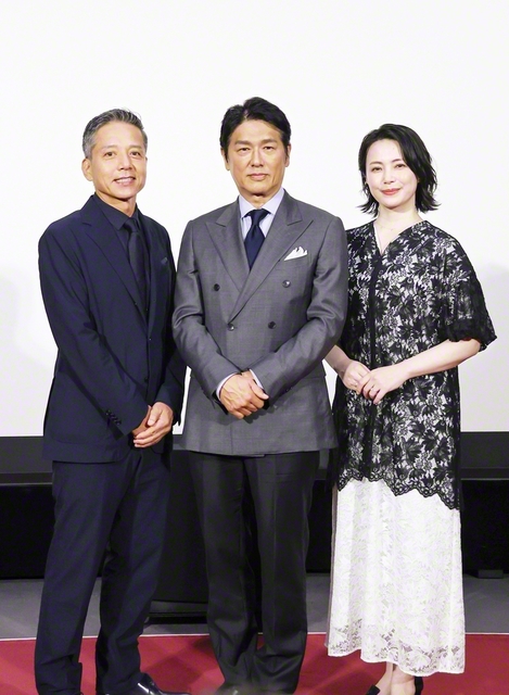 カメラに納まる勝村政信、高橋克典、美村里江（左から）