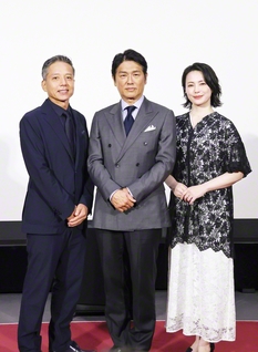 カメラに納まる勝村政信、高橋克典、美村里江（左から）