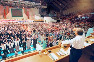 2000年2月に開かれた「世界青年平和大文化総会」。フィナーレで池田先生は4500人の青年と共にカチャーシーを舞った（宜野湾市の沖縄コンベンションセンターで）