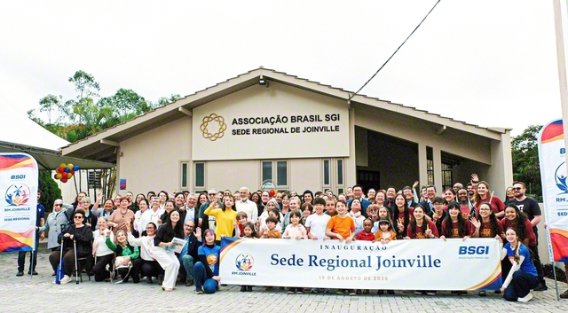 「ジョインビレ会館」の開館を祝うブラジルの友。地域広布のさらなる前進を約し合った（ジョインビレ市内で）