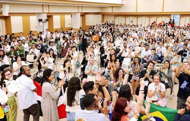 世界各国の代表が一堂に会し、勢いよくスタートしたSGI青年研修会。参加者の中には、移動だけで2日近く要した遠来の友も（金舞会館で）