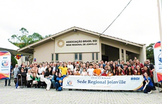 「ジョインビレ会館」の開館を祝うブラジルの友。地域広布のさらなる前進を約し合った（ジョインビレ市内で）