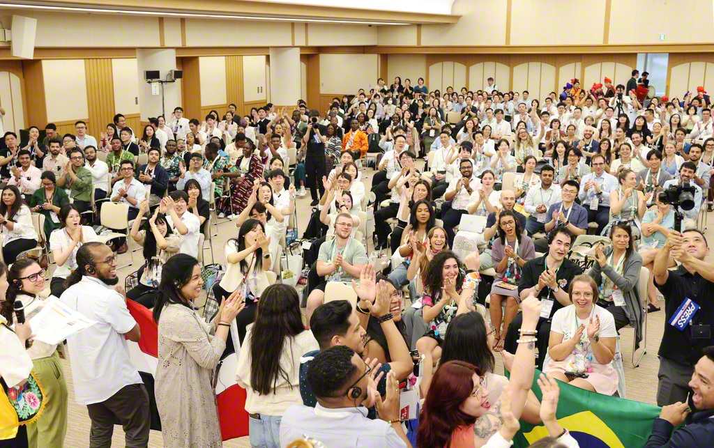 世界各国の代表が一堂に会し、勢いよくスタートしたSGI青年研修会。参加者の中には、移動だけで2日近く要した遠来の友も（金舞会館で）