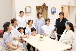 世代を超えた励ましで前進する西大島本部の友。年々、働く女性部員が増える中、地域の“総合力”を存分に発揮し、笑顔の連帯を広げている