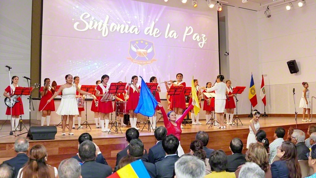 鼓笛隊の演奏・演技が集いに花を添えた（同）