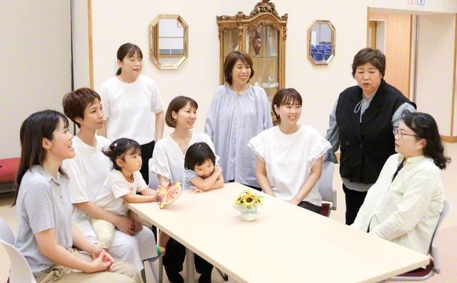 世代を超えた励ましで前進する西大島本部の友。年々、働く女性部員が増える中、地域の“総合力”を存分に発揮し、笑顔の連帯を広げている