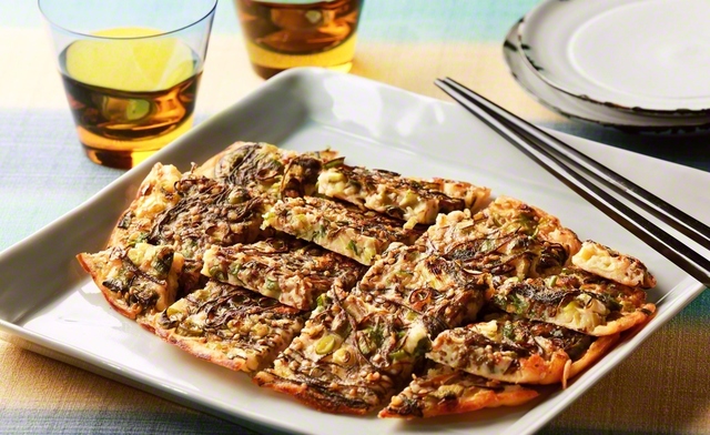 【モズクのチヂミ】1人分　約160kcal　タンパク質8・0g　塩分1・5g
