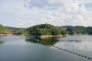 ダムの建設によって誕生した青蓮寺湖。山々に囲まれ、レジャースポットとしても人気を博している（三重県名張市）