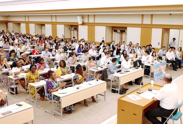 谷川SGI理事長との質疑応答では、求道心に満ちた質問が相次いだ（金舞会館で）
