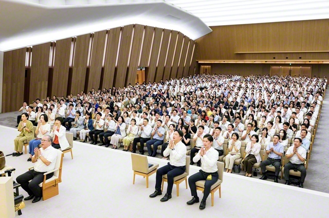 使命の天地に幸福の楽土を！――谷川SGI理事長、那須同女性部長、西方同青年部長、梁島同男子部長、堀口同女子部長らが出席し、世界の友と異体同心の大行進を誓い合った広宣流布誓願勤行会（広宣流布大誓堂で）