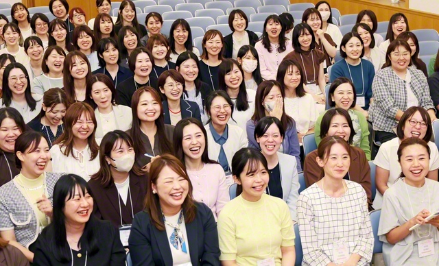 女性部ユース委員会の集い。師の構想を実現する青年世代の使命などをテーマにディスカッションも行った（創価世界女性会館で）