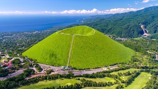 静岡県伊東市の大室山。約4000年前の噴火でお椀をふせたような形に。リフトで山頂に上がると富士山から伊豆諸島の島々など壮大な風景が一望できる（アトリエロッキー伊藤さん撮影）