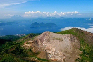 訪れる人を壮大な“地球の物語”に引き込む洞爺湖有珠山ジオパーク。美しい湖畔、火山噴火の跡をたどる道など、魅力的な散策路がいくつもある（洞爺湖有珠山ジオパーク推進協議会提供）