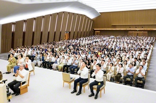 使命の天地に幸福の楽土を！――谷川SGI理事長、那須同女性部長、西方同青年部長、梁島同男子部長、堀口同女子部長らが出席し、世界の友と異体同心の大行進を誓い合った広宣流布誓願勤行会（広宣流布大誓堂で）